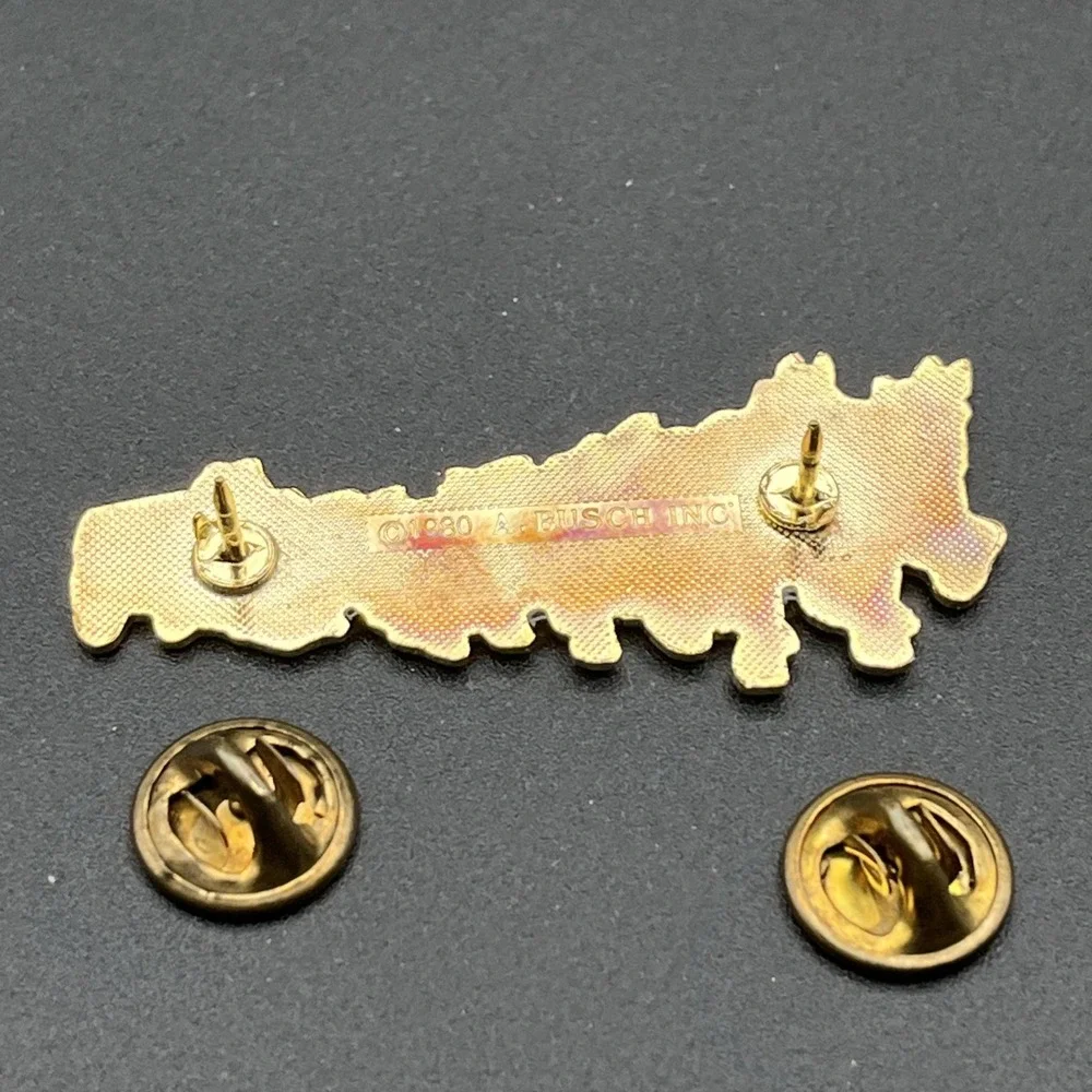 Vintage‎ Anheuser Busch Budweiser Clydesdales Pulling Beer Wagon Lapel Hat Pin